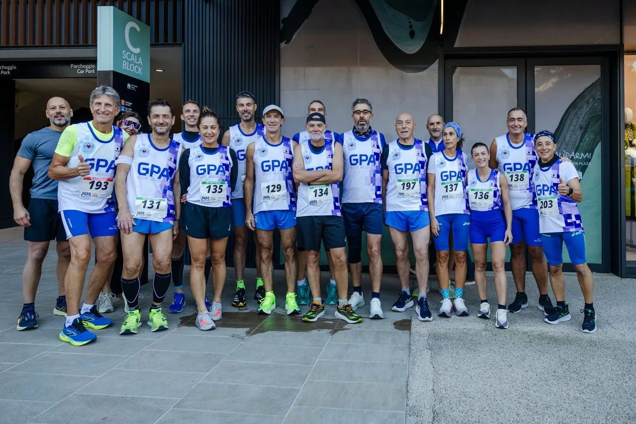 Una squadra posa insieme prima della SMOE Run 2025